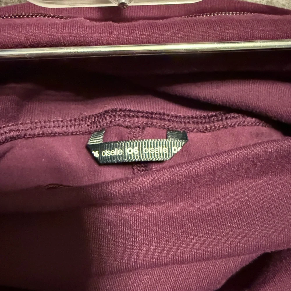 Oiselle Mid Length pocket jogger shorts. Empire Size 6. - Picture 4 of 4